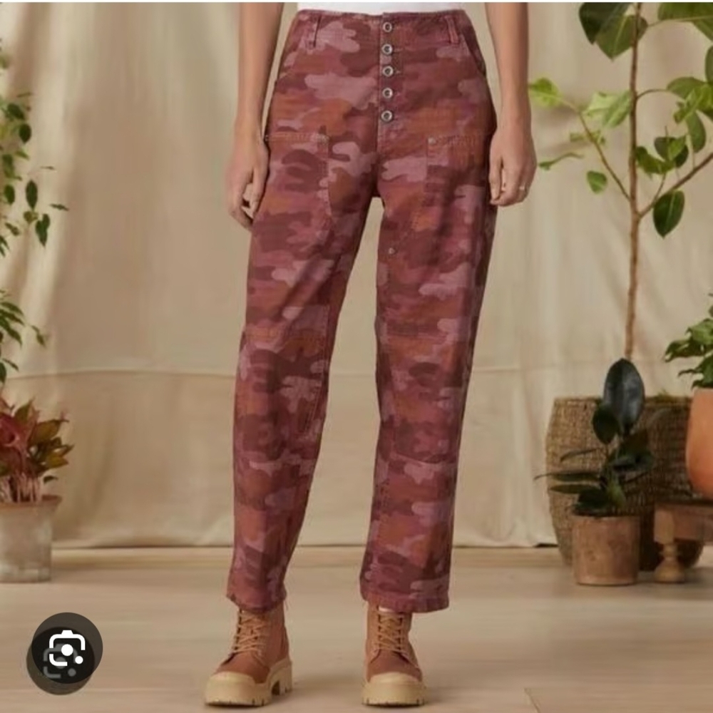 Sundance Women's Pink/ Brown Camouflage Cropped Pants . EUC. Size P0
